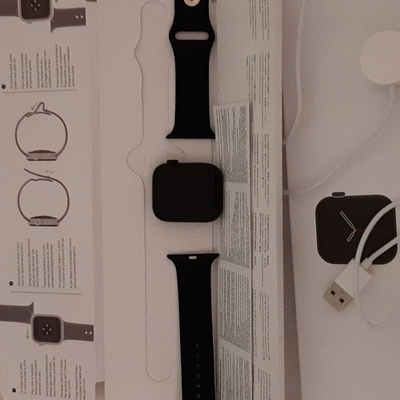 Brand new Apple Watch, Series 6 - Picture 6 of 8